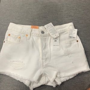 501 Levi’s white shorts